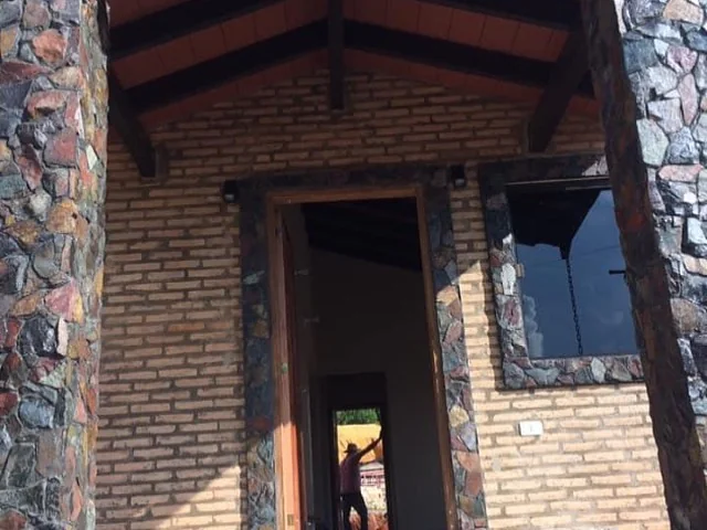 Vivienda con base de piedra y galería de madera