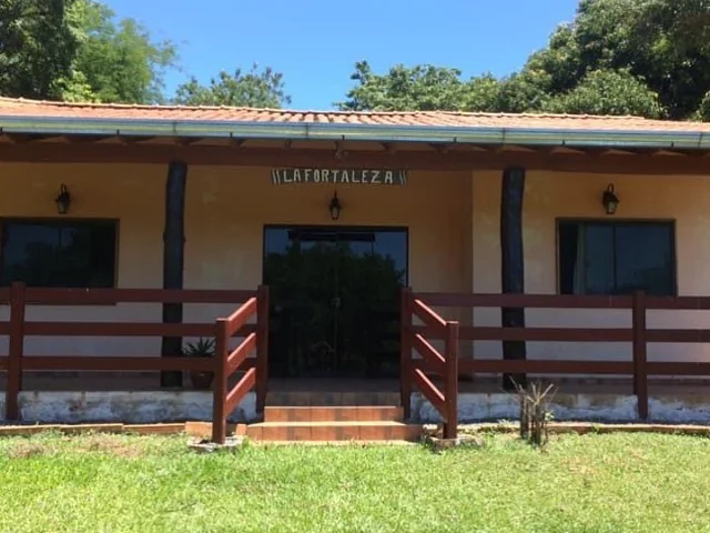 Casa de campo con galería y baranda de madera