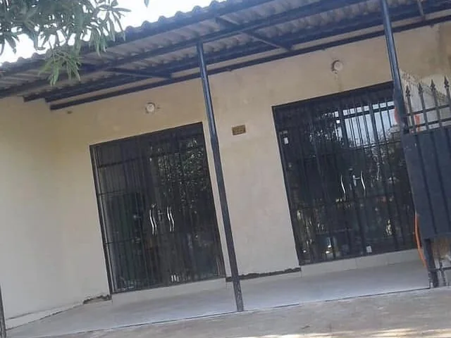 Bloque de locales comerciales terminado