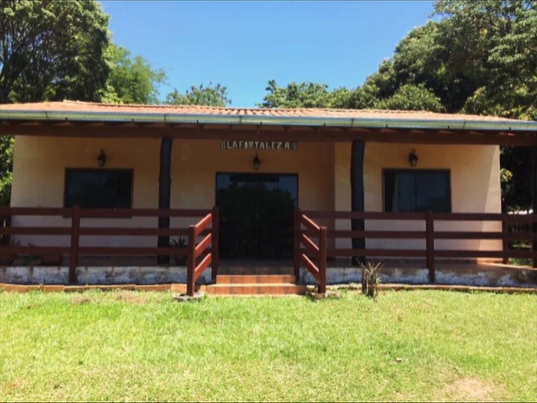 Casa de campo terminada vista desde el jardín